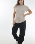 Blusa basica con puños y cuello en rib beige