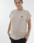 Blusa basica de rayas y estampado corazon beige